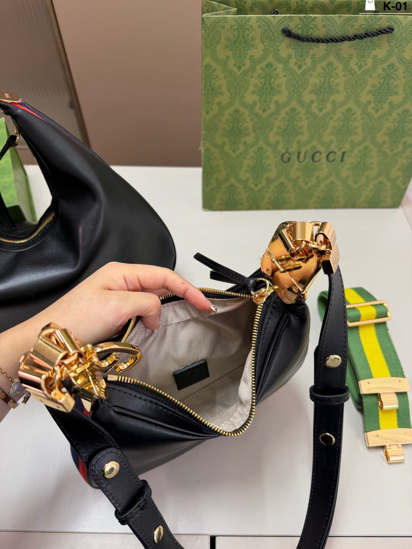 Gucci Attache shoulder bag