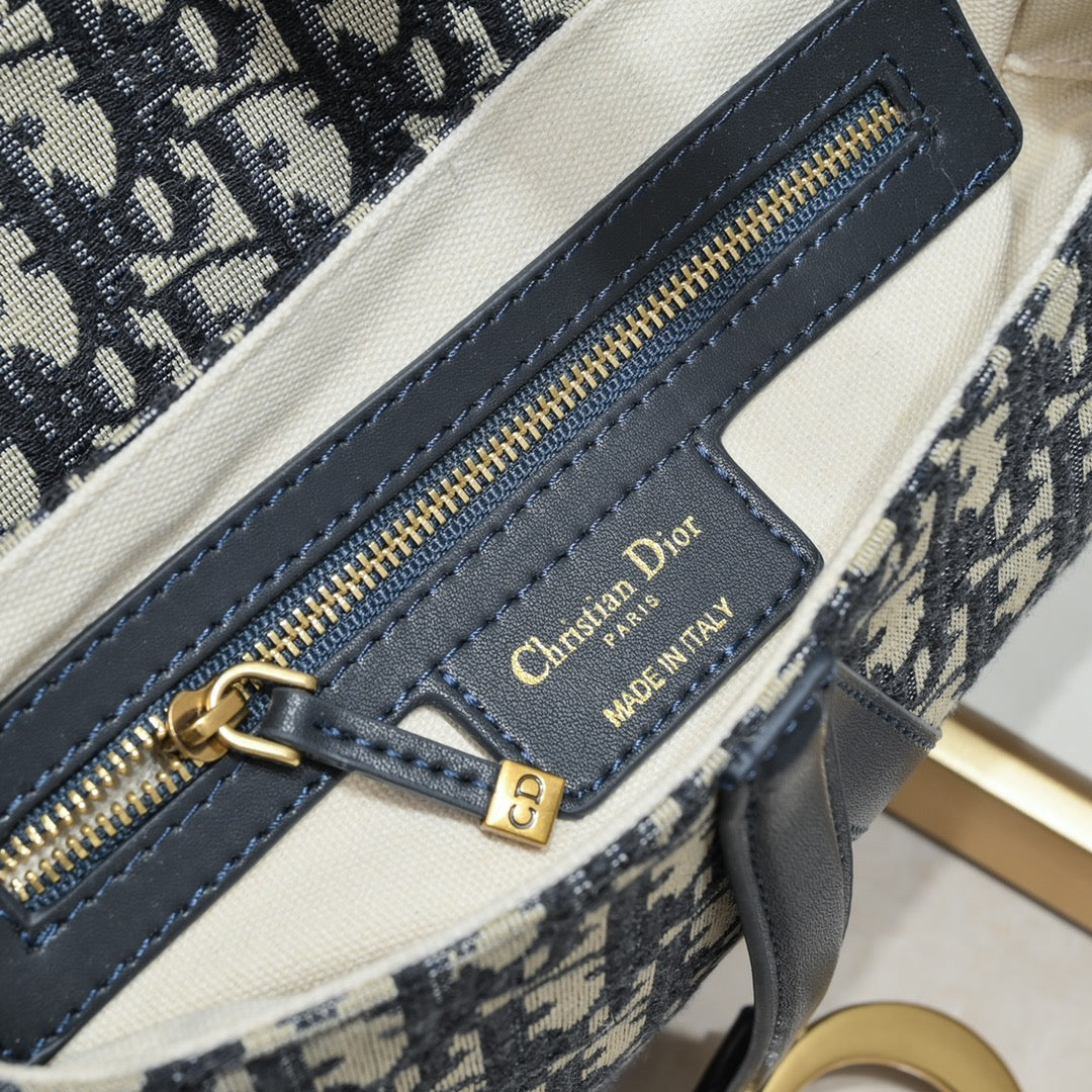 D saddle Be a classic with classics size: 25.5 x 20 x 6.5 cm