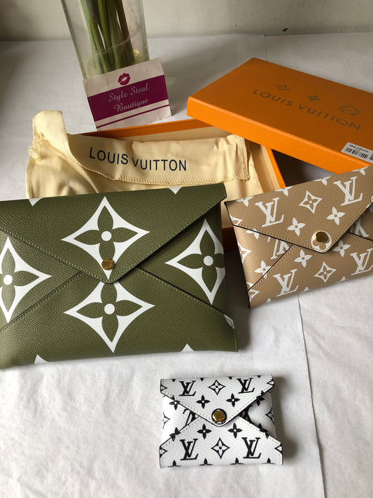 Pochette Kirigami Giant Monogram