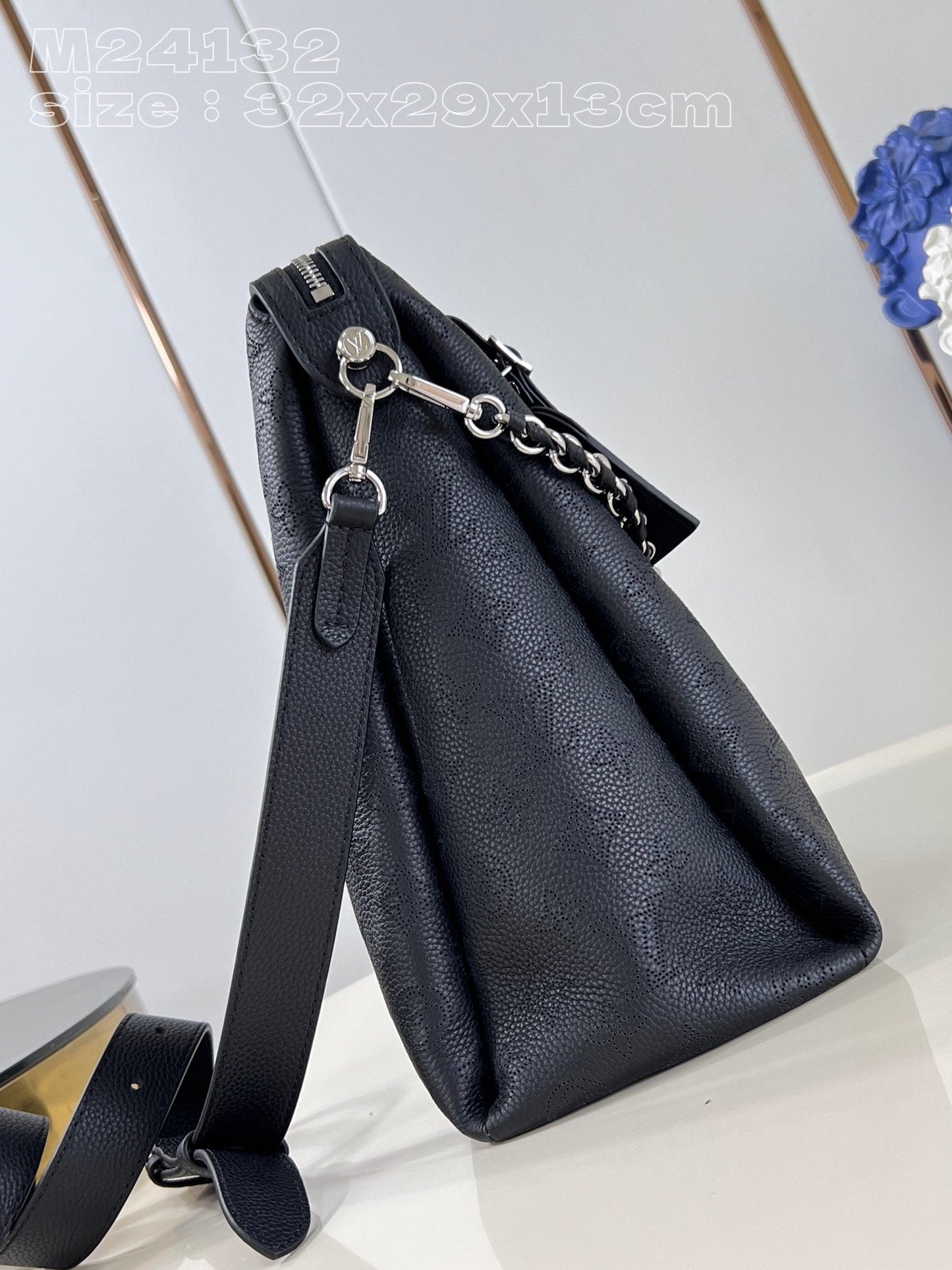 Louis Vuitton Mahina Hand It All Bag Black M24132, 32x29x13cm