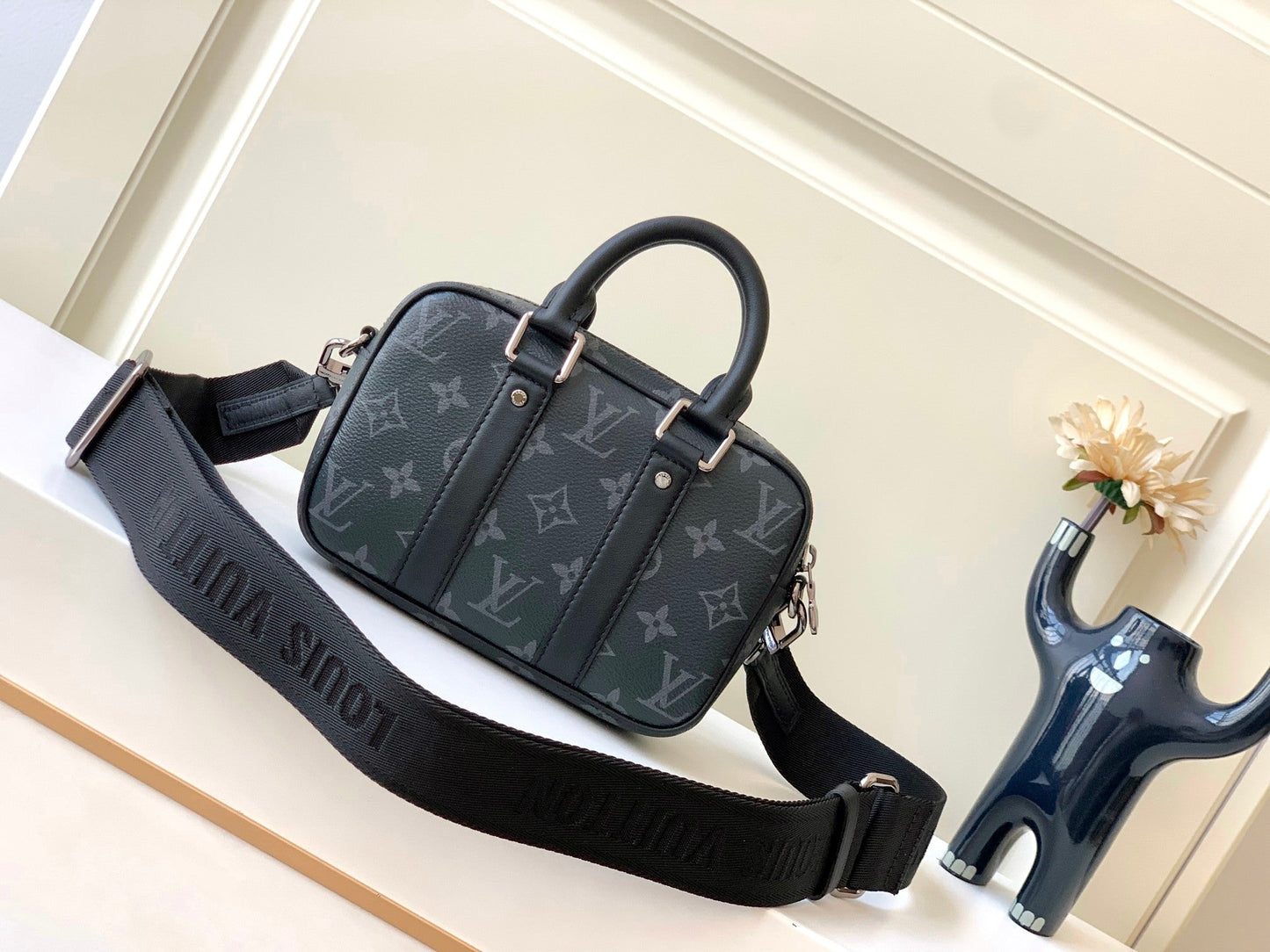 Louis Vuitton Classic Handbag M82542, 20x13x5.5 CM