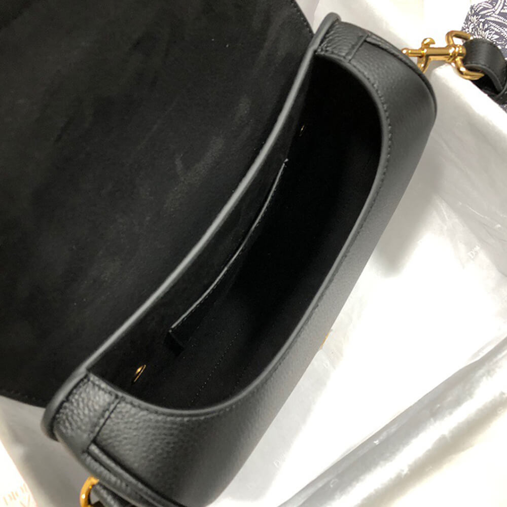 MEDIUM D BOBBY BAG size: 22*17*6 cm
