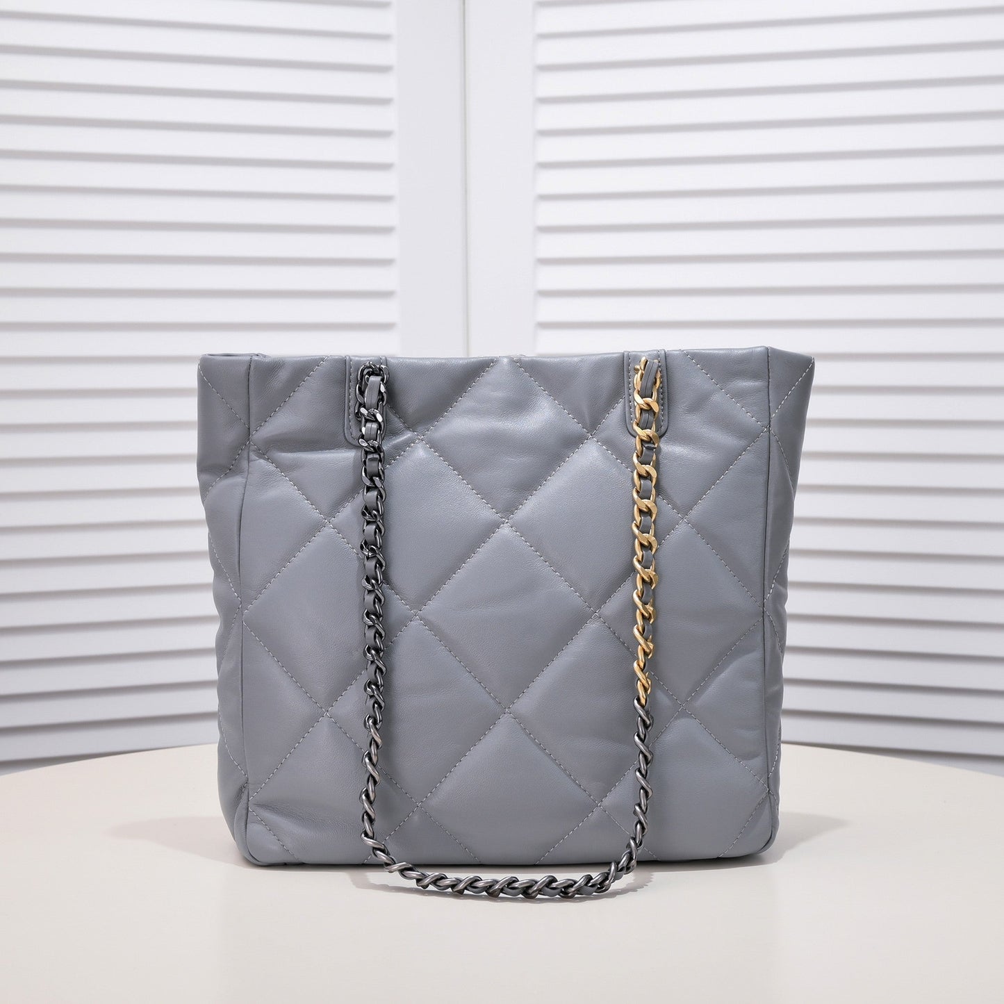 CC 22b 19 BAG tote