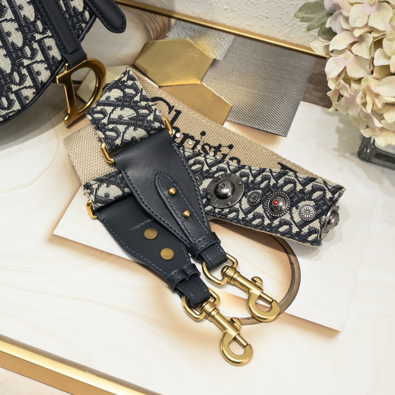 D saddle Be a classic with classics crossbody bag