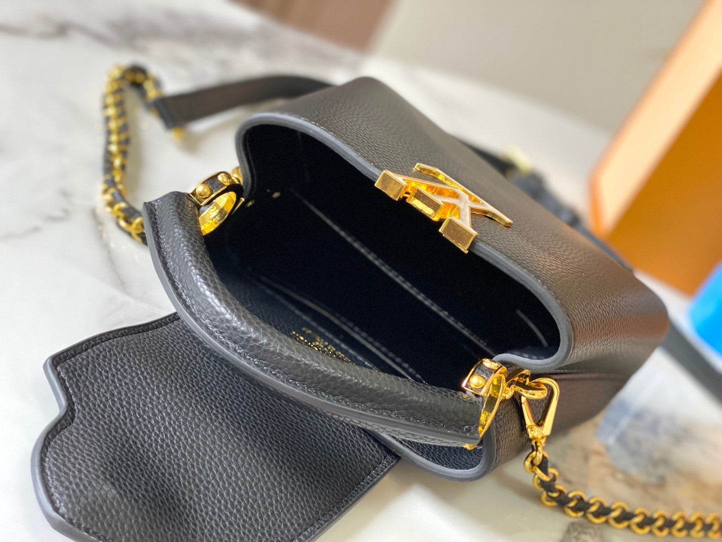 Louis Milky Way Capucines BB  Taurillon leather M23082 size: 21×14×8cm