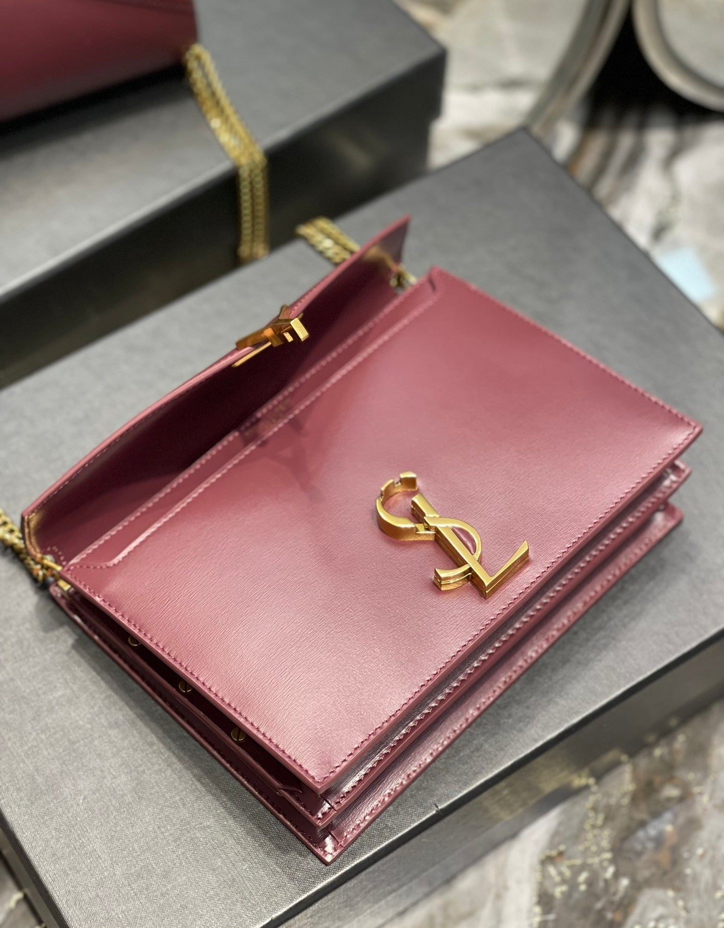 Y Cassandra Medium Chain Bag Rouge Opyum In Grain De Poudre Embossed