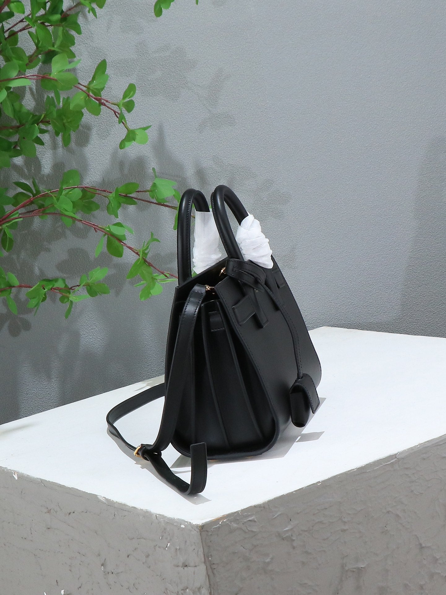 Yves Saint Laurent Classic Small SAC DE JOUR Bag 22x18x11cm