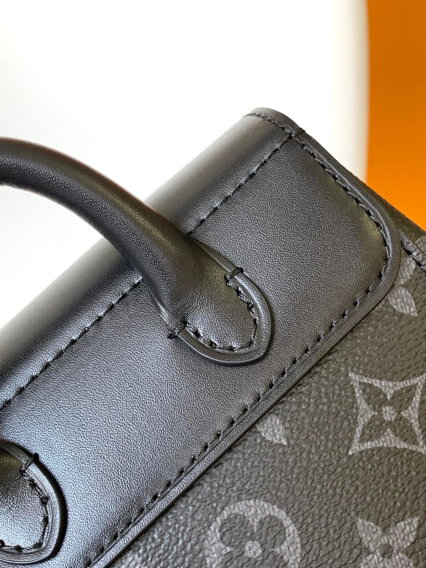 Louis Vuitton Classic Handbag M82774, 15 x 18 x 7CM