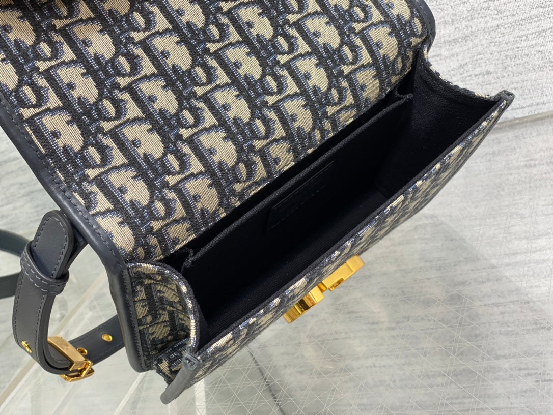 𝗗 𝗠𝗼𝗻𝘁𝗮𝗶𝗴𝗻𝗲 bag 01