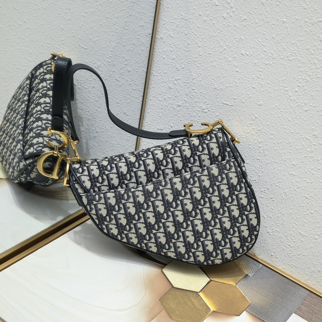 D saddle Be a classic with classics size: 25.5 x 20 x 6.5 cm