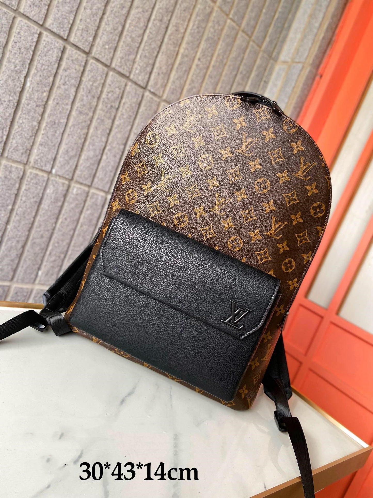 Louis new arrival 🇲🇱Aerogram backpack bag size : 43 x 30 x 14 cm