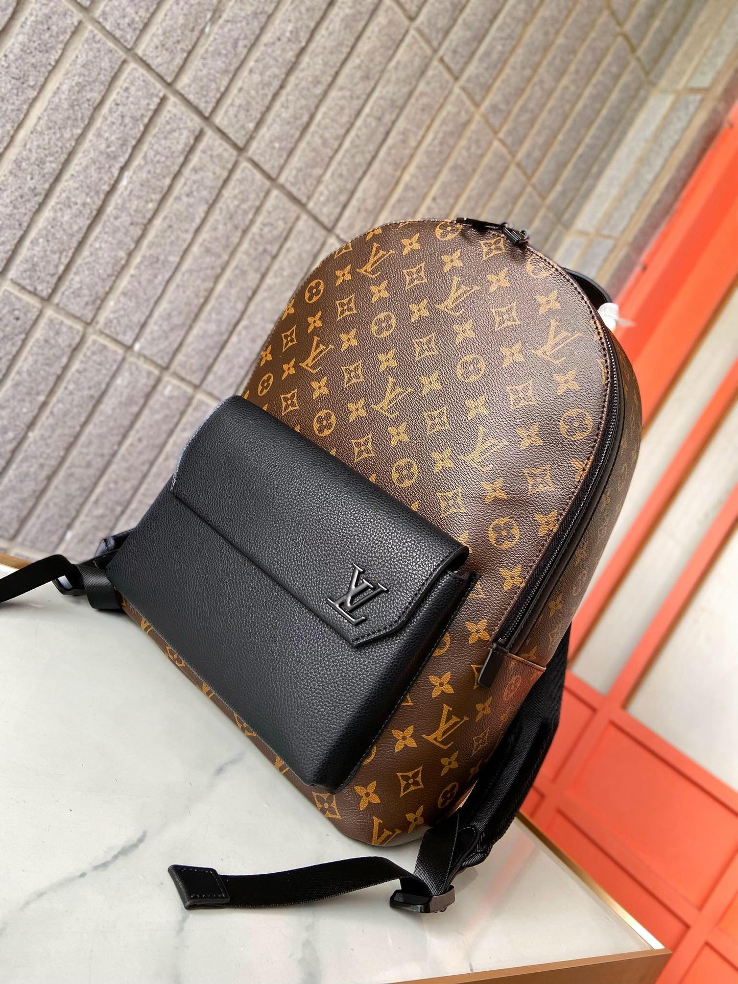 Louis new arrival 🇲🇱Aerogram backpack bag size : 43 x 30 x 14 cm