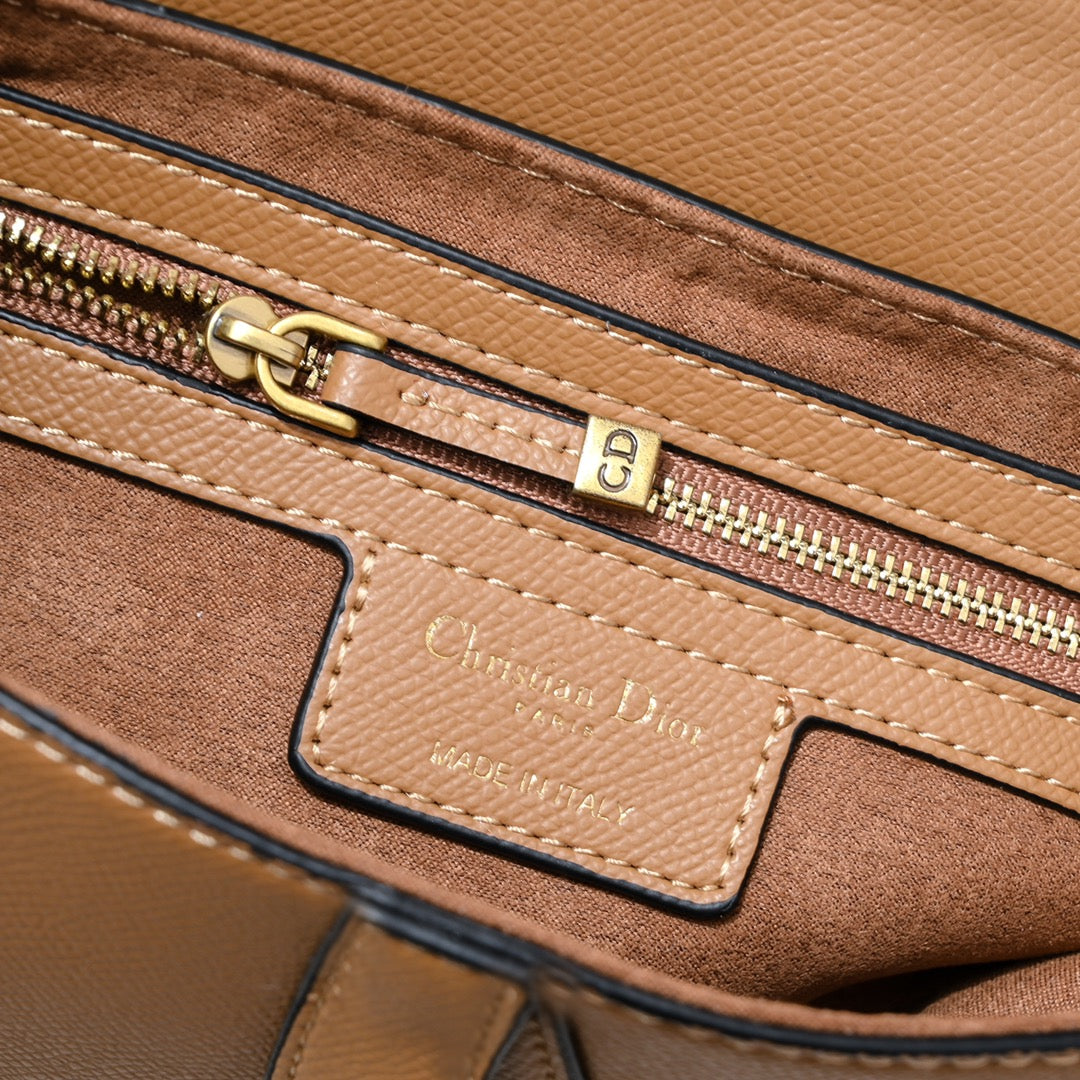 D saddle Be a classic with classics bag size: 25.5 x 20 x 6.5 cm