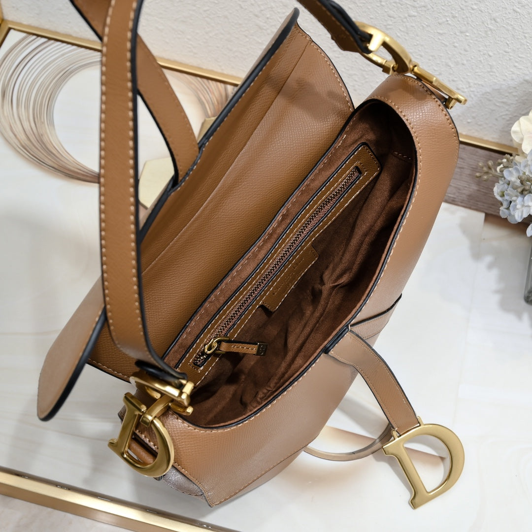 D saddle Be a classic with classics bag size: 25.5 x 20 x 6.5 cm