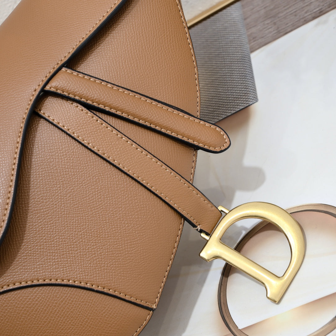 D saddle Be a classic with classics bag size: 25.5 x 20 x 6.5 cm