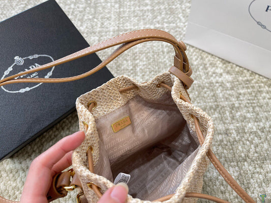 Pra nwe arrival bucket bag size: 18 * 22 cm