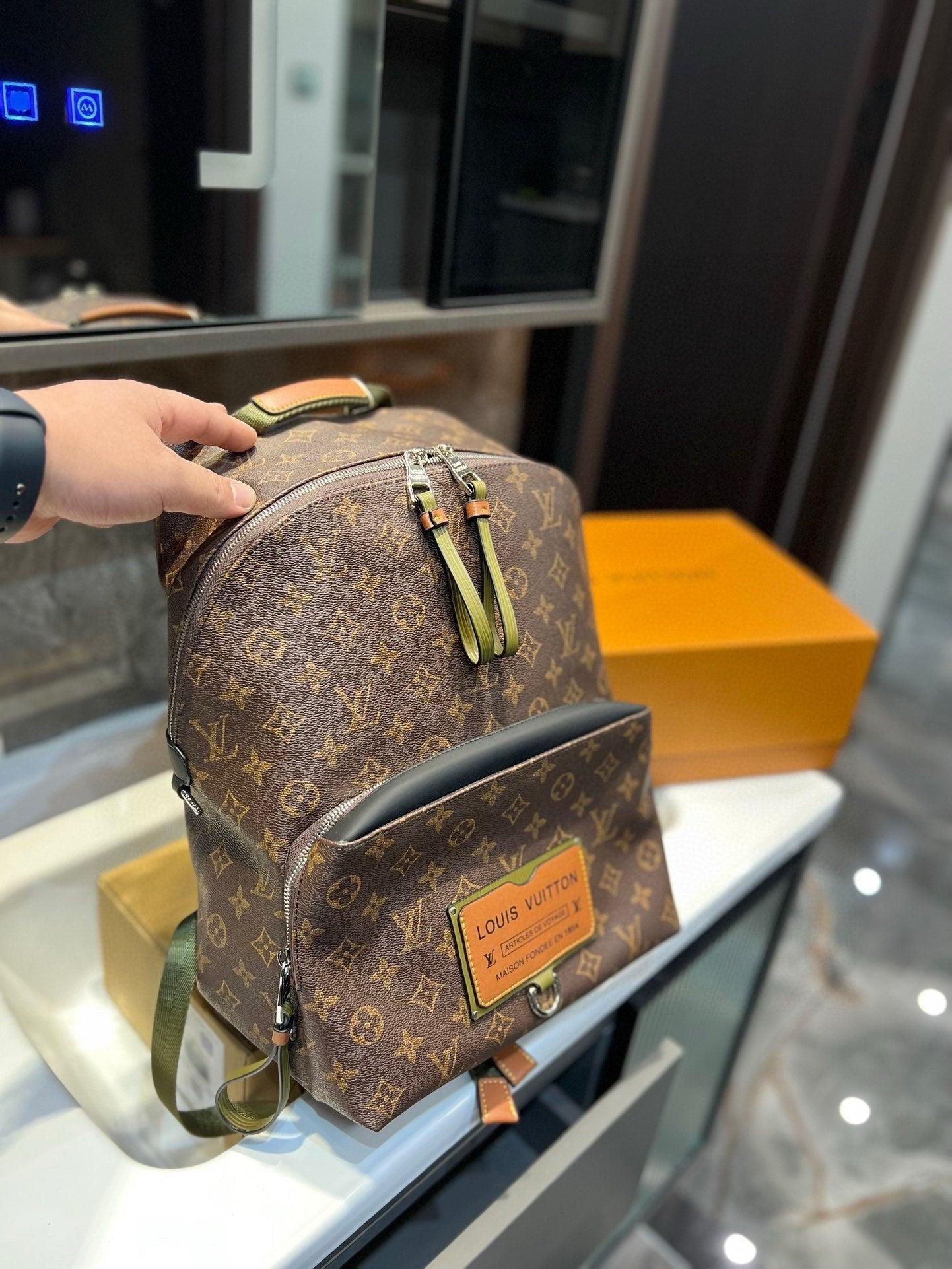 Louis new arrival backpack bag size: 28*37 cm